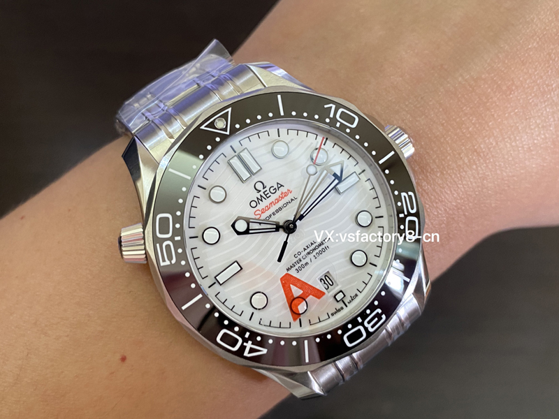 歐米茄熊貓色海馬300米丹東8800機V4版外觀做工細節(jié)值得入手嗎