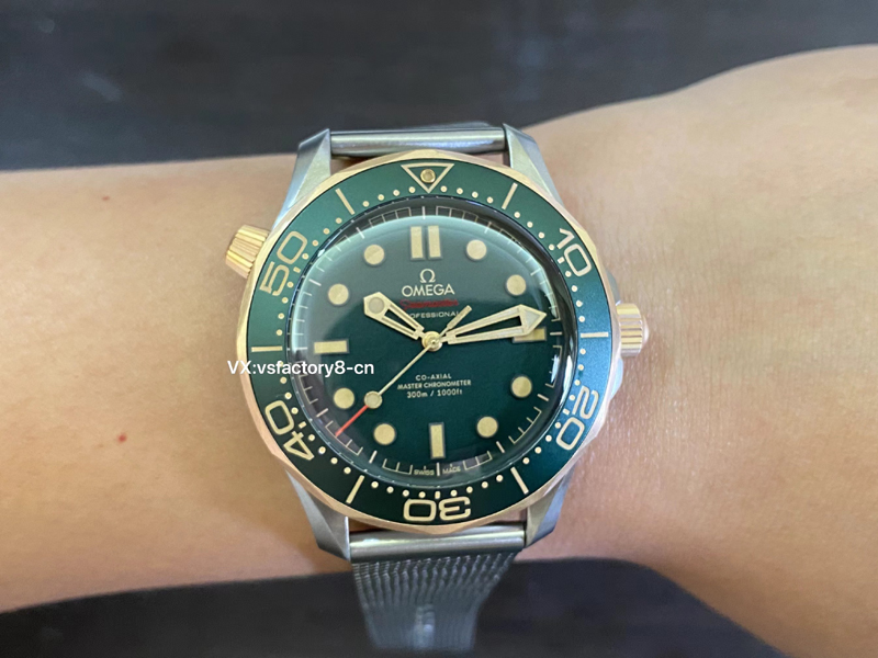 VS廠歐米茄復(fù)古綠面無暇海馬300米丹東8806機(jī)細(xì)節(jié)做工各方面復(fù)刻還原如何