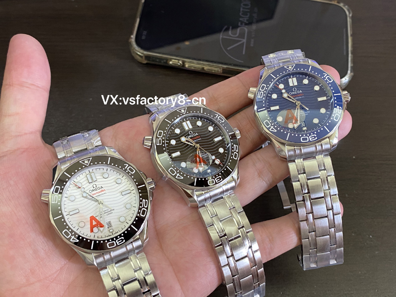 歐米茄熊貓色海馬300米丹東8800機芯V4版復刻表細節(jié)做工復刻還原值得入手嗎